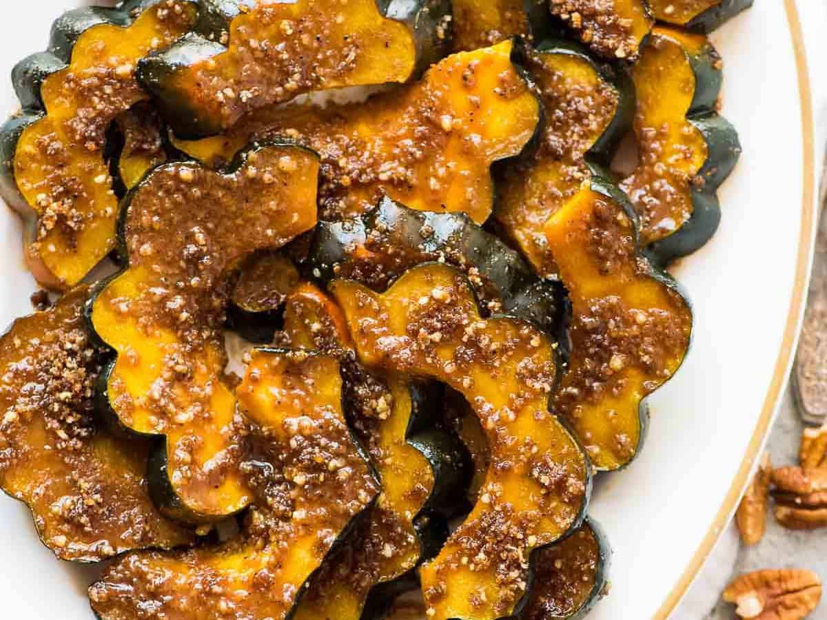 Baked Acorn Squash Slices with Brown Sugar and Pecans. A few simple ingredients and 30 minutes are all you need to make this delicious recipe! Perfect holiday recipe or anytime you need an easy side. Recipe at wellplated.com | @wellplated