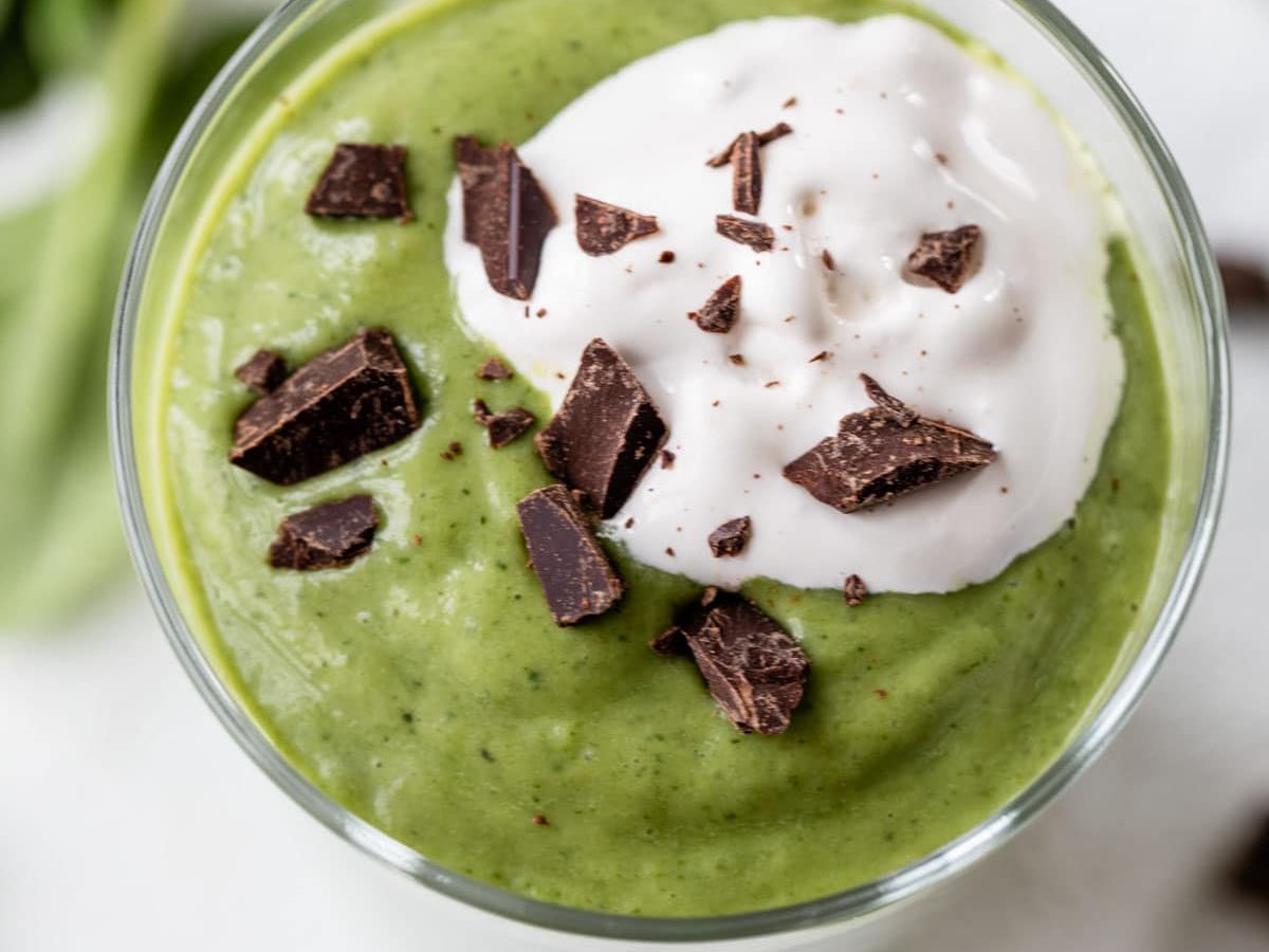 creamy mint smoothie in a glass