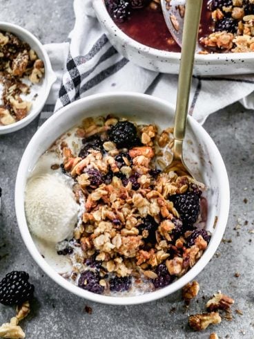 best blackberry crisp with oats in a bowl with ice cream