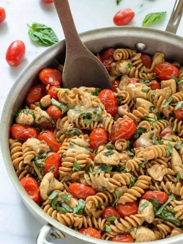 Caprese Chicken Pasta. An easy chicken mozarella pasta with tomatoes and basil that's ready to go in only 30 minutes!