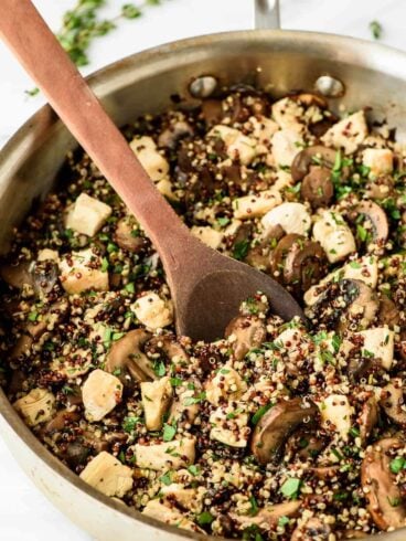 Skillet Mushroom Chicken and Quinoa - This easy weeknight meal is light, healthy and will be a HUGE hit with your family! Ready in 30 minutes.