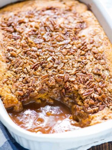Pumpkin Pecan Cobbler. Buttery pumpkin cake on top, hot caramel sauce underneath. The BEST pumpkin dessert! @wellplated
