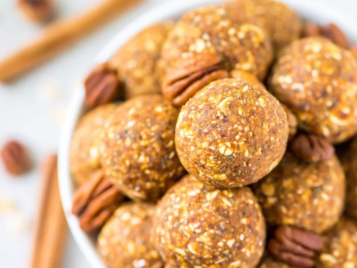 No Bake Pumpkin Energy Balls. Tastes like pumpkin pie! Perfect for healthy snacks, on-the-go breakfasts, or anytime you need a healthy dessert. Vegan, gluten free, and naturally sweetened. @wellplated