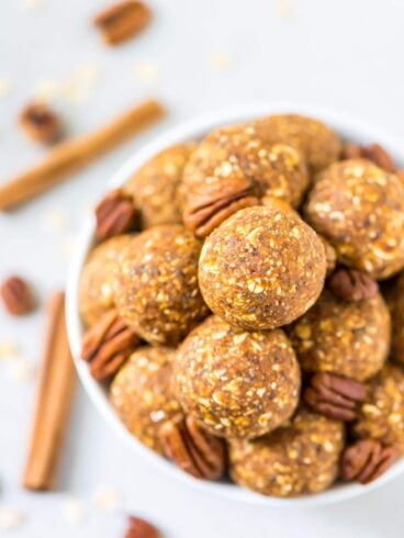 No Bake Pumpkin Energy Balls. Tastes like pumpkin pie! Perfect for healthy snacks, on-the-go breakfasts, or anytime you need a healthy dessert. Vegan, gluten free, and naturally sweetened. @wellplated