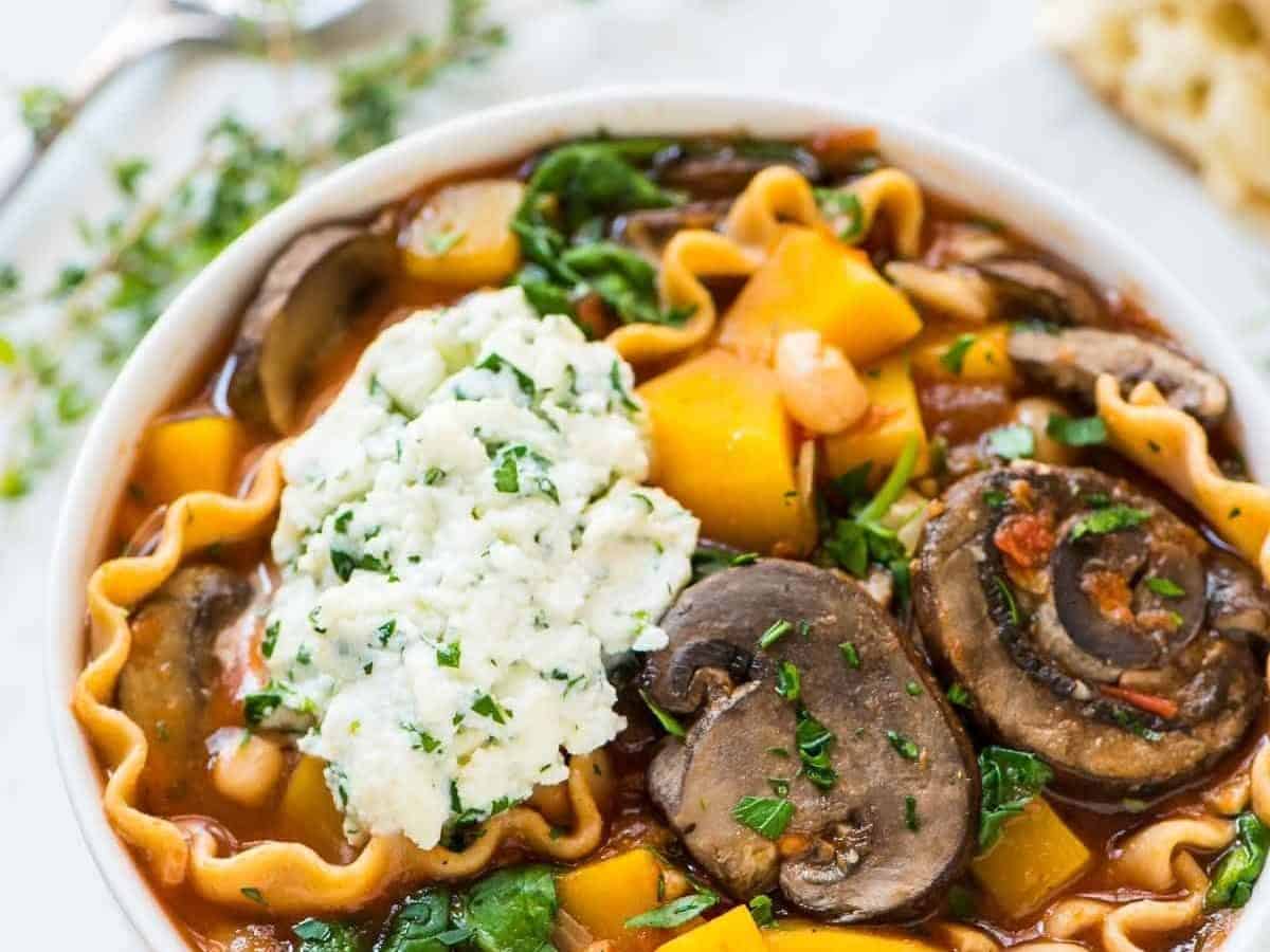 Easy Crockpot Lasagna Soup. Tastes just like lasagna, without all the layering or dishes! A healthy slow cooker vegetarian soup that your whole family will love. Simple and gluten free. Recipe at wellplated.com | @wellplated
