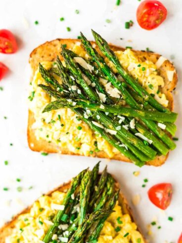 Asparagus and Creamy Scrambled Egg Toasts – Quick, healthy, and high protein. Great for a filling vegetarian breakfast or dinner! Recipe at wellplated.com | @wellplated