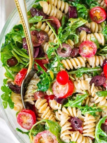 EASY Creamy Goat Cheese Pasta Salad with Arugula and Tomato. This quick but impressive dish is perfect for summer picnics, barbecues or anytime you need a fast, healthy dinner! Recipe at wellplated.com | @wellplated
