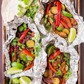 Homemade Grilled Chicken Fajitas in Foil Packets. EASY, even for beginners! Loaded with juicy chicken, sizzling vegetables, and the perfect simple spice blend. Recipe at wellplated.com | @wellplated
