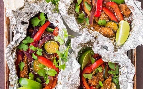 Homemade Grilled Chicken Fajitas in Foil Packets. EASY, even for beginners! Loaded with juicy chicken, sizzling vegetables, and the perfect simple spice blend. Recipe at wellplated.com | @wellplated