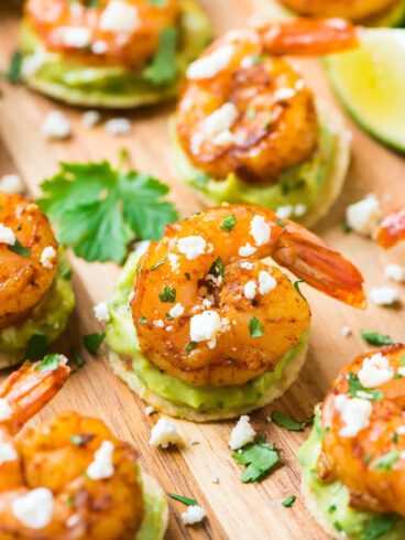 Spicy Guacamole Shrimp Bites. Fast, easy, and SO addictive! The perfect appetizer recipe for your next party, tailgates, or Cinco de Mayo! Recipe at wellplated.com | @wellplated