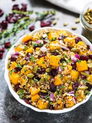 Maple Butternut Squash Quinoa Salad with Cranberries. A healthy, gluten free recipe filled with fall flavors. Easy, filling and perfect for make ahead lunches and dinners! Recipe at wellplated.com | @wellplated
