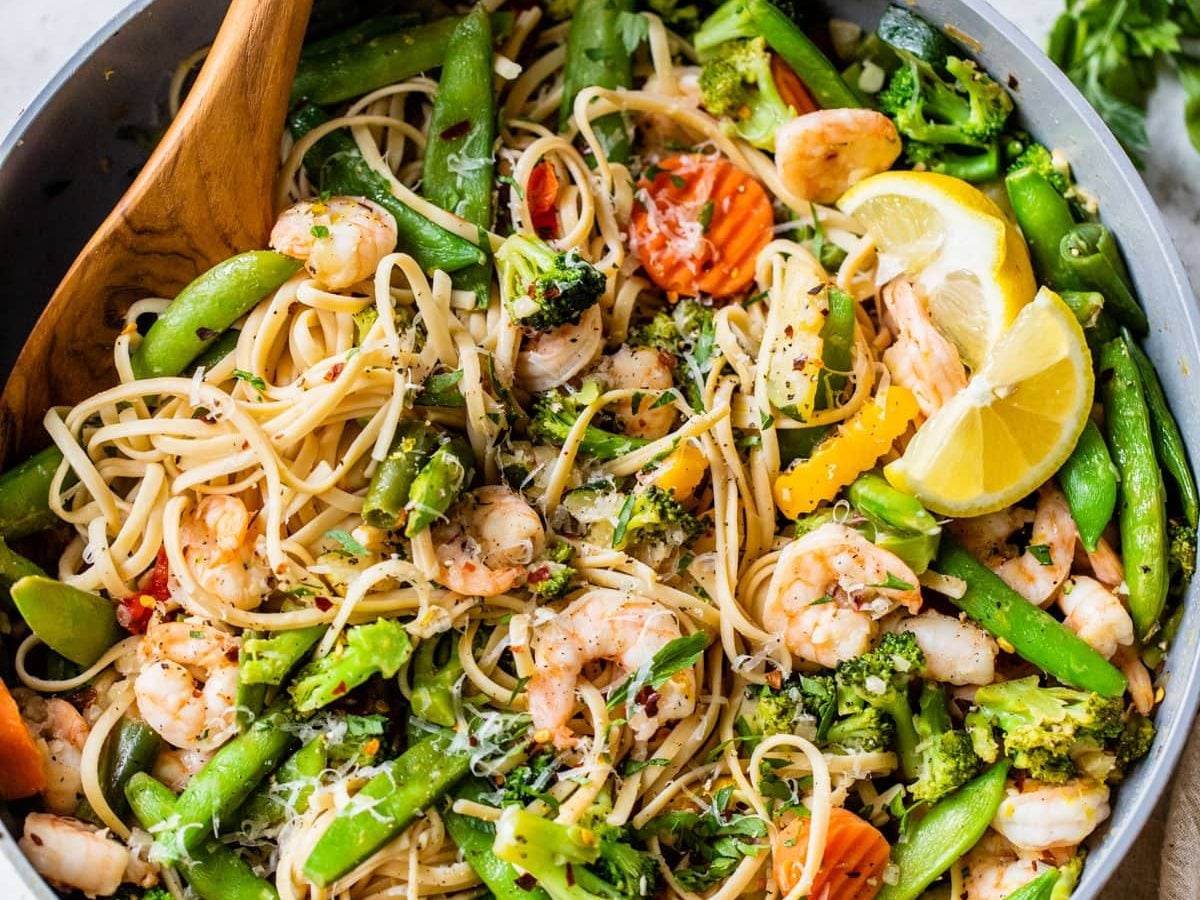 easy garlic pasta shrimp homemade with vegetables