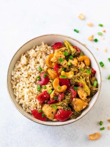Healthy Crock Pot Cashew Chicken! With lean chicken, broccoli, and a flavorful sauce, this easy recipe combines the taste of the take out favorite with the ease of the slow cooker. Perfect for busy families and great leftover too! Low carb and Paleo friendly.