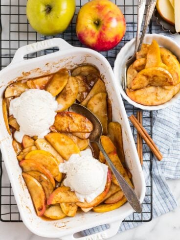 Baked apples with ice cream