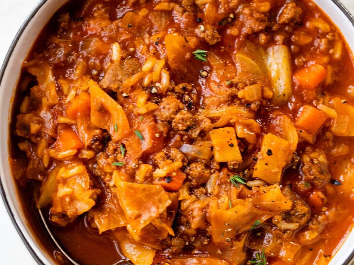 Easy cabbage roll soup with carrots and beef