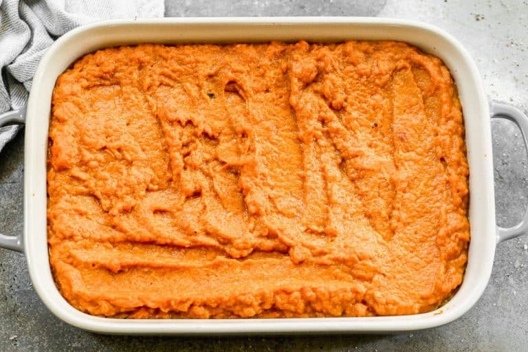 Purê de batata doce em uma assadeira