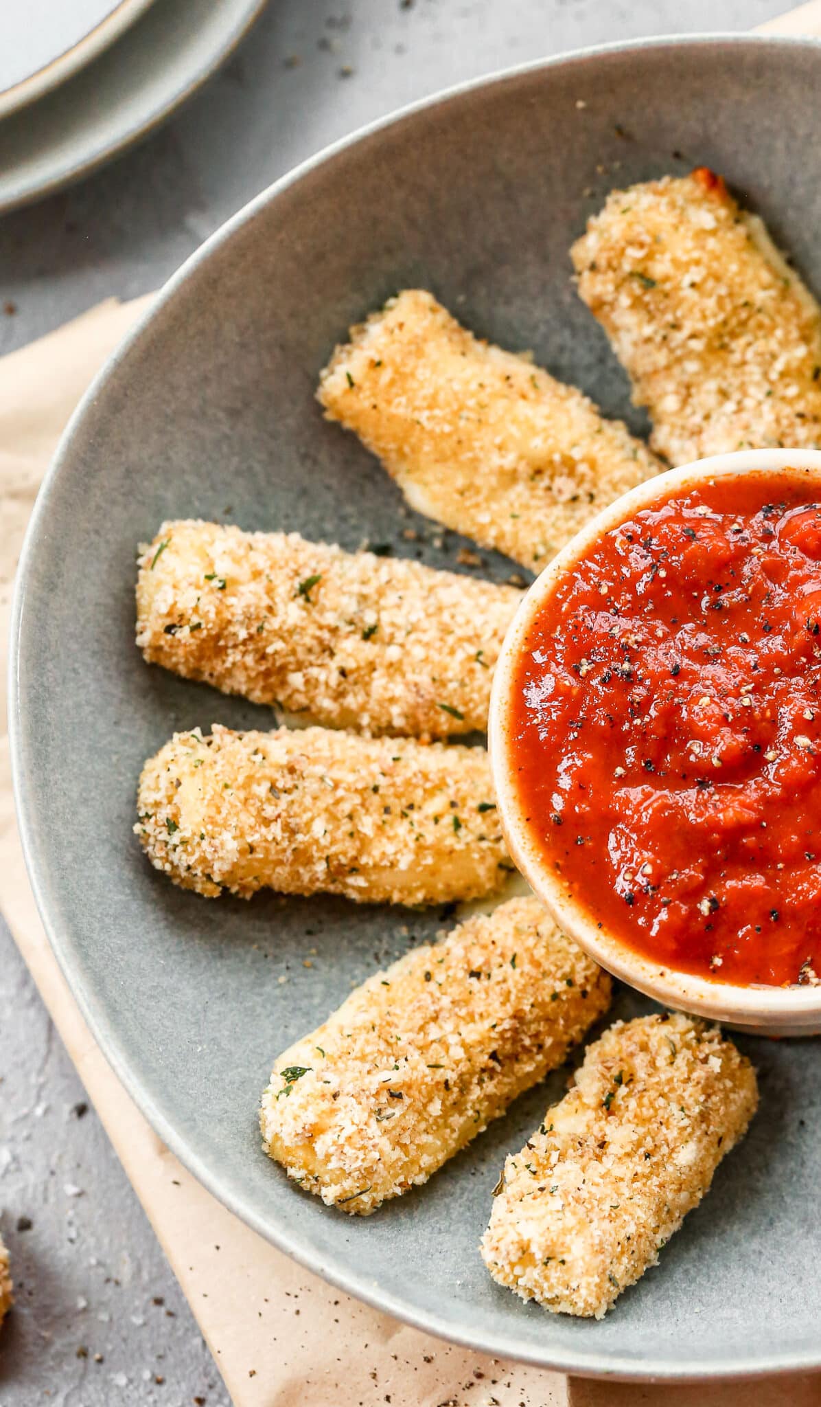 Wie Lange Müssen Mozzarella Sticks In Den Ofen Mozzarella Sticks {Healthy Baked Cheese Sticks} – WellPlated.com