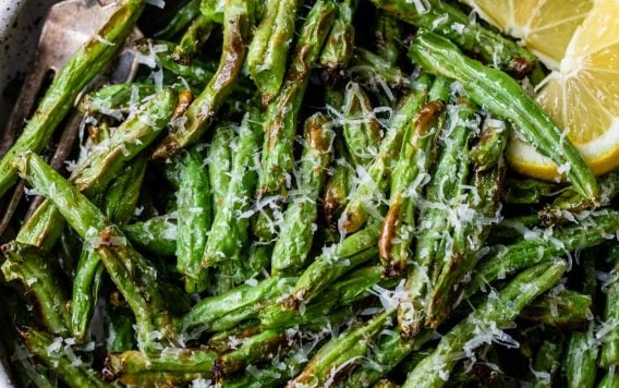 a bowl of the best easy air fryer green beans