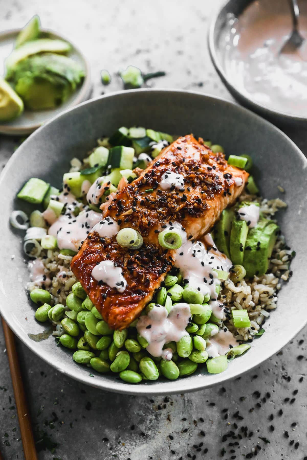tazones de salmón teriyaki con salsa cremosa y edamame