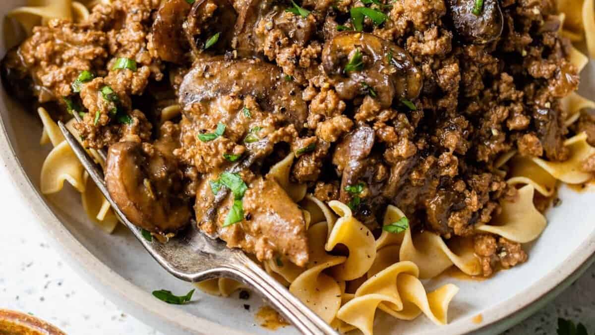Hamburger Stroganoff Recipe – WellPlated.com